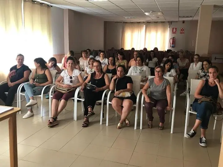 Asistentes al curso de manipulador de alimentos impartido en Hernán Pérez