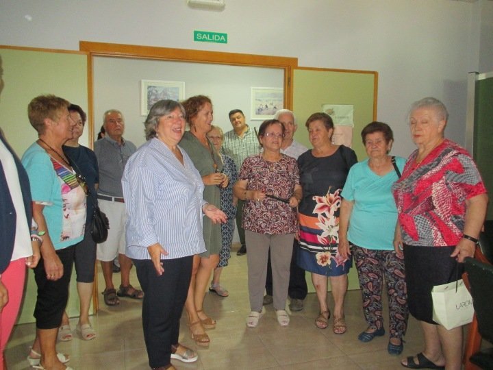 Mercedes Murias junto a las vecinas durante la visita al Centro Residencial de Cilleros