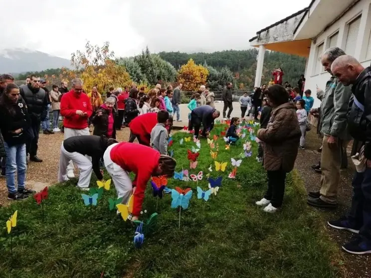 Residentes en Nuñomoral plantan mariposas contra la violencia de género (2)