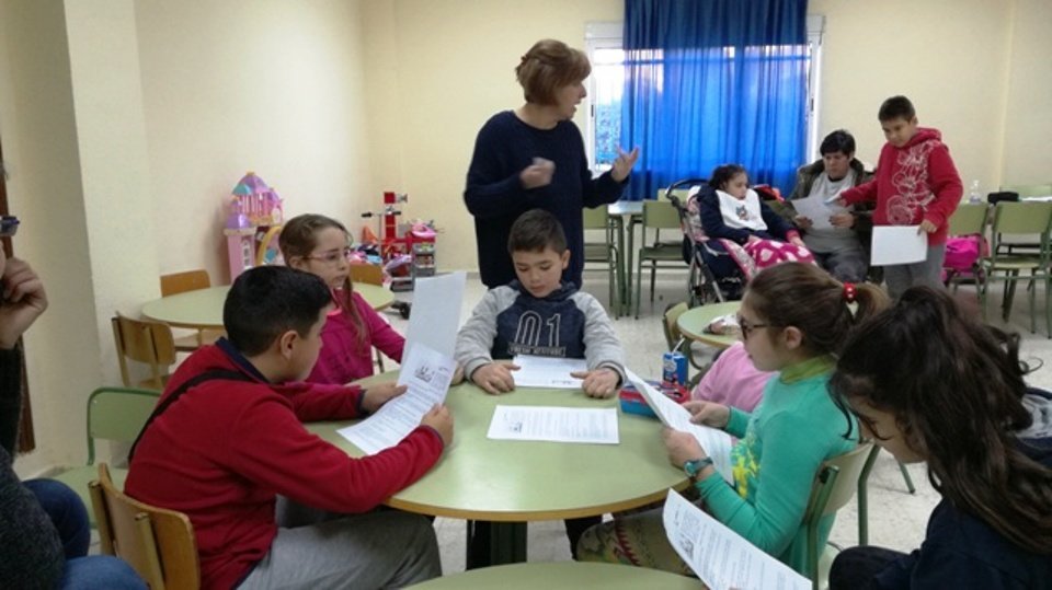 Participantes en los talleres infantiles de la campaña Incluyelas de AMPEX
