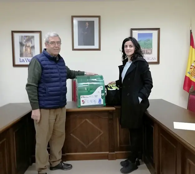 Entrega del desfibrilador municipal a la residencia de Carrascalejo (1)