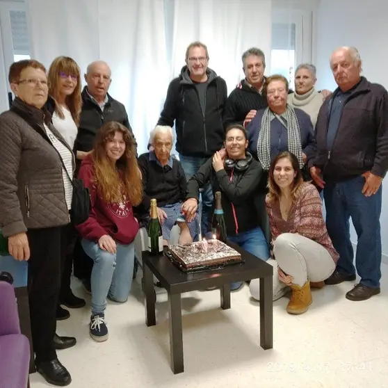 Isidora con doce de sus familiares en Villasbuenas de Gata