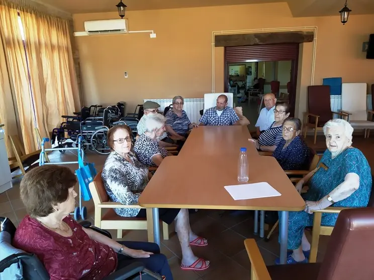 Reunión en la mesa de redacción de El Resiliente en Carrascalejo