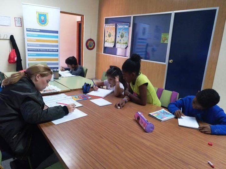 Escolares en clases de apoyo impartidas en Mérida por Mensajeros de la Paz Extremadura
