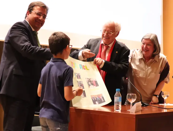 Momento en el que un niño entrega al padre Ángel un trabajo sobre su labor