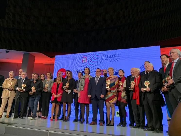 El padre Angel con todos los galardonados con los Premios Nacionales de Hosteleria 019