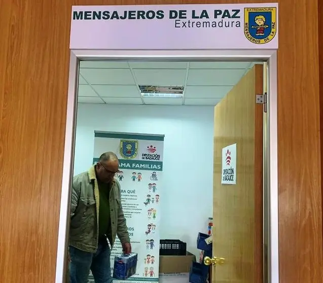 Reparto de alimentos desde la sede de M&eacute;rida