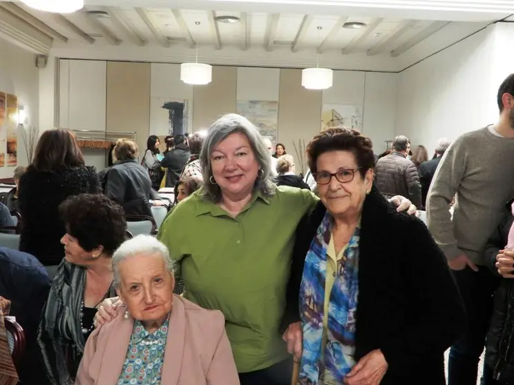 La presidenta con las protagonistas en Merida