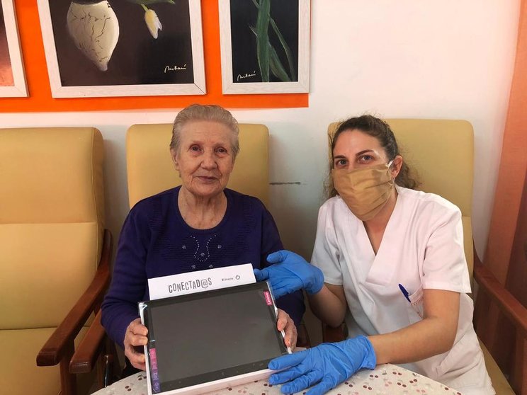 Residente utiliza la tablet de Ineco en Cabezuela 2