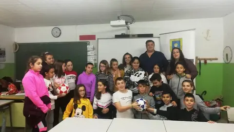 El alcalde de Cilleros y los participantes en Alcemos nuestra voz