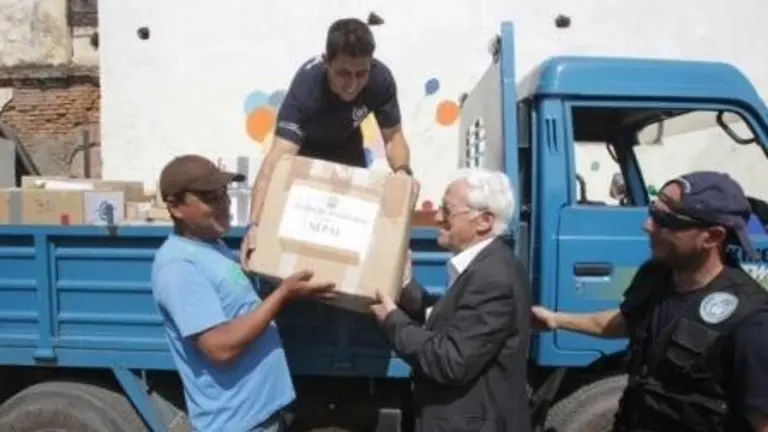 nepal padre angel distribuyendo ayuda.jpg