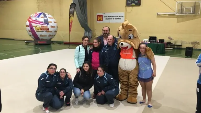 gimnastas y monitoras de la ed mensajeros de la paz durante en encuentro deportivo en mrida.jpg