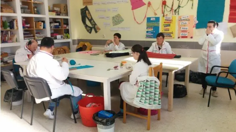 usuarias en el taller de madejas de tela del com de menajeros de la paz.jpg