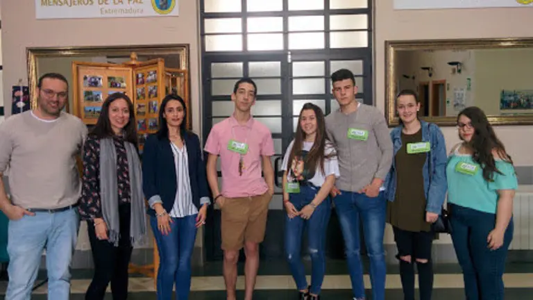 la directora del com y el psiclogo con el grupo de estudiantes taca y su monitora.jpg