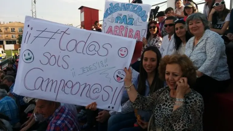 mercedes murias con familiares y trabajadores de mensajeros de la pax extremadura en montijo.jpg