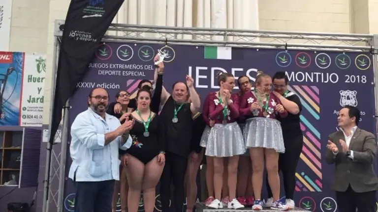 equipo de gimnasia ritmica reciben la medalla de plata en los jedes de montijo.jpg