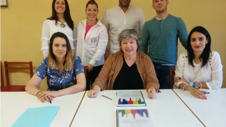 mercedes murias con los profesionales en la reunion de discapacidad intelectual.jpg