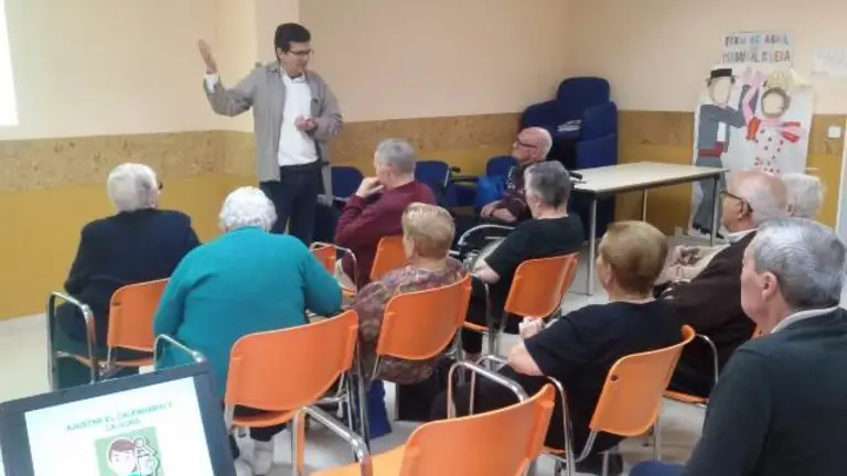 charla sobre el uso del movil en madrigal 2.jpg