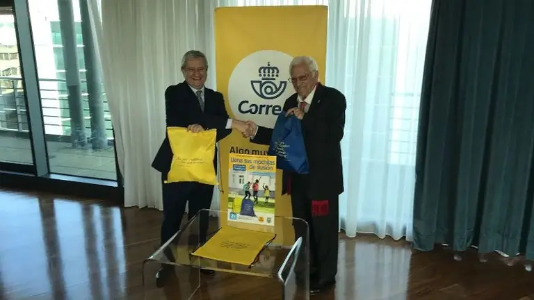 El  padre &Aacute;ngel con el presidente de correos presentan la campaa de material escolar