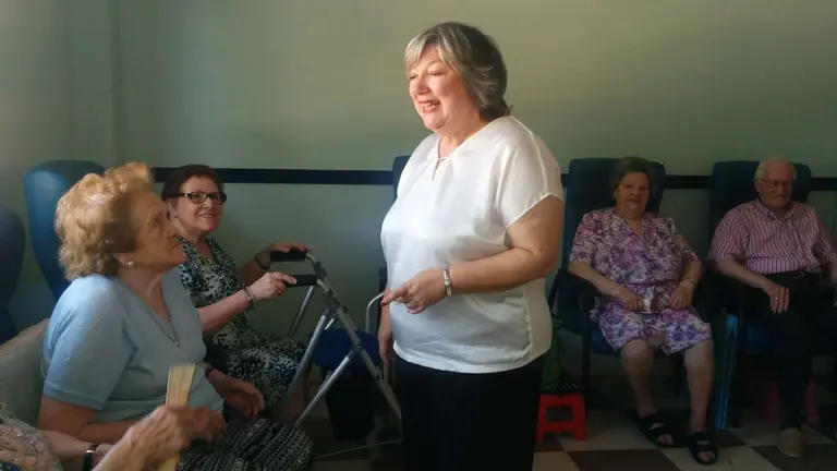 Mercedes Murias y Consolacion Serrano visitan el Centro de Dia de Almendralejo (36)
