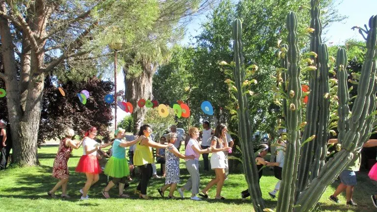 Bailes en los jardines del Centro Ocupacional