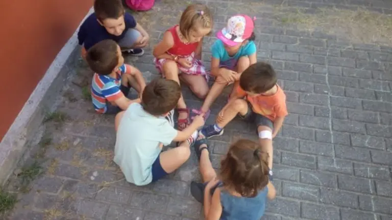 Ni&ntilde;os en un patio de colegio ARCHIVO
