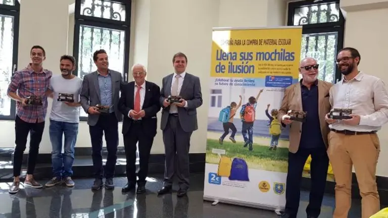 El padre Angel y el presidente de Correos presentando la campa&ntilde;a 2018
