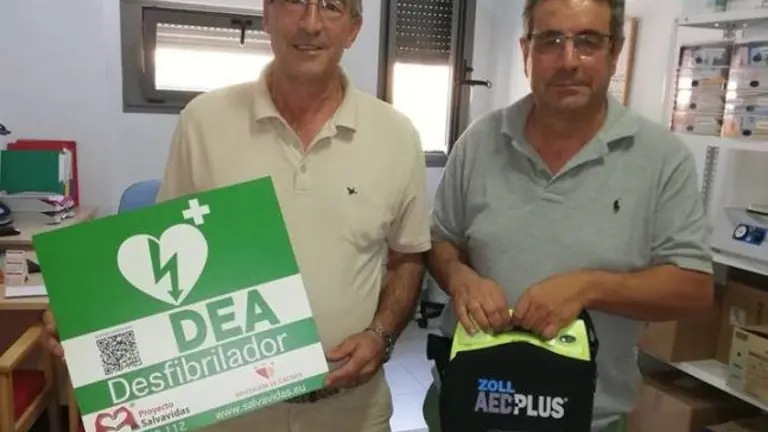 Jose Luis Perales y Antonio Pascual con el desfibrilador en la Casa Blanca