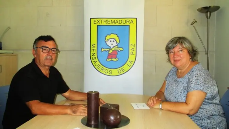 Fernando L&oacute;pez entrega a Mercedes Murias la donaci&oacute;n