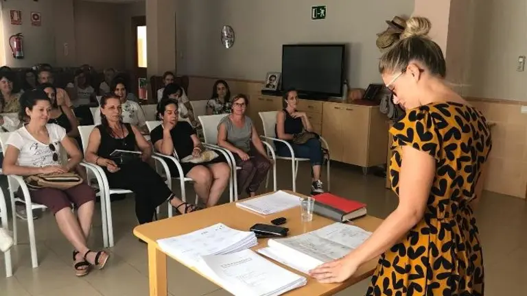 La profesora durante el curso de manipulador de alimentos en Hern&aacute;n P&eacute;rez