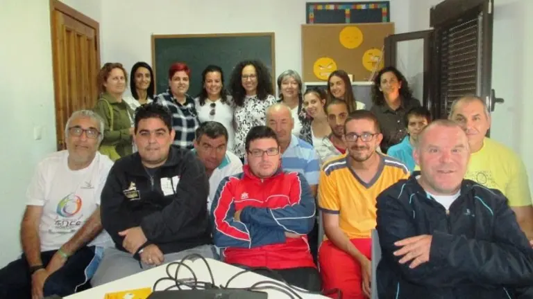Participantes en la charla de Plena Inclusi&oacute;n con los participantes y la presidenta de Mensajeros de la Paz Extremadura