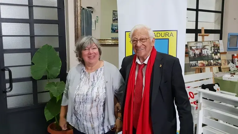 El padre &Aacute;ngel y Mercedes Murias con los usuarios del Centro Ocupacional de Moraleja (12)