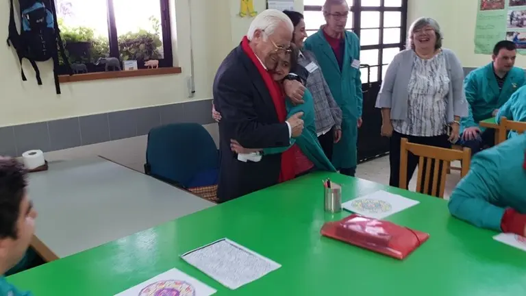 El padre &Aacute;ngel y Mercedes Murias con los usuarios del Centro Ocupacional de Moraleja (32)