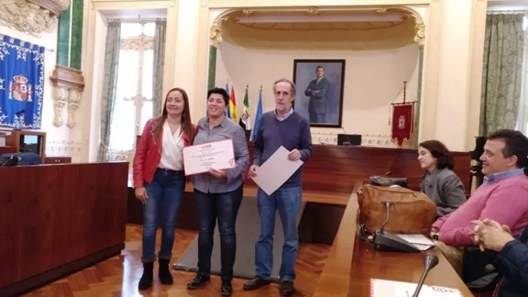 Diputada de Igualdad de Badajoz entrega cheque subvencion por programa Incluyelas a Raquel Saavedra (5)