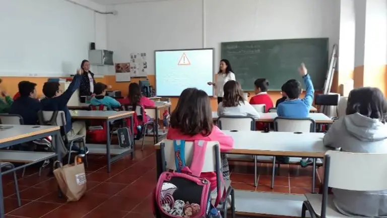 Charla sobre la prevenci&oacute;n de adicciones en el coelgio de  Zarza