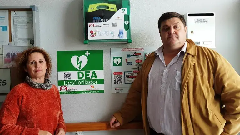 Felix Ezcay entrega el desfibrilador de Cilleros a Ana Chaparro