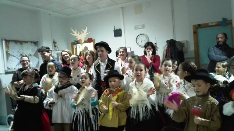 Componentes de la formaci&oacute;n infantil Sabor A&ntilde;ejo interpretan villancicos
