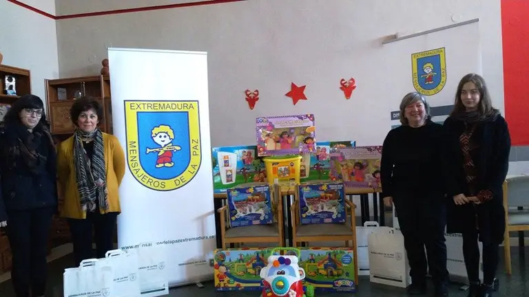 Mercedes Murias con las tecnicas del Programa de Familia y la donacion de juguetes 2018 (5)