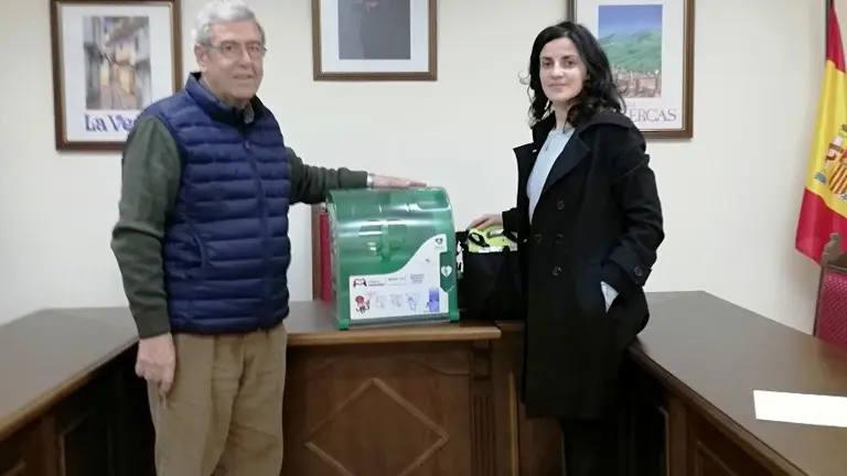 Entrega del desfibrilador municipal a la residencia de Carrascalejo (1)