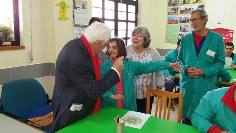 Germ&aacute;n Gutierrez con Mercedes Murias y el padre Angel en su ultima visita a Extremadura