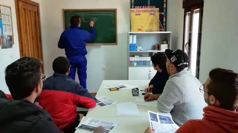 Taller de electricidad domestica en el Centro de Dia de Insercion 02019 (1)