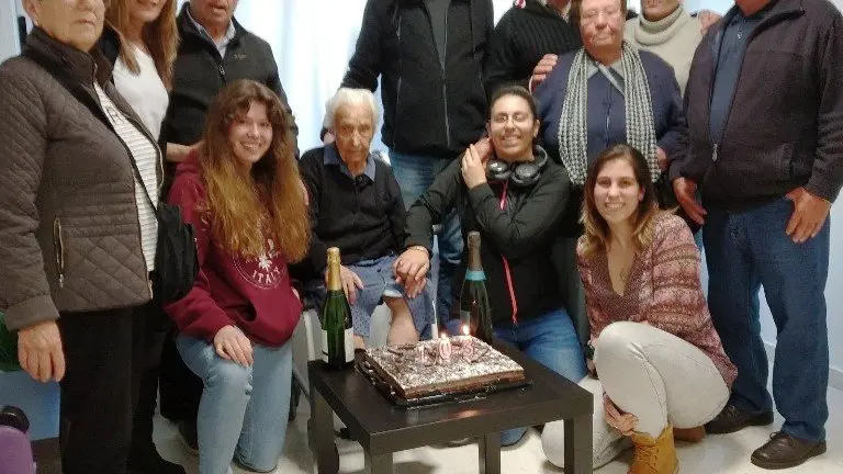 Isidora con doce de sus familiares en Villasbuenas de Gata