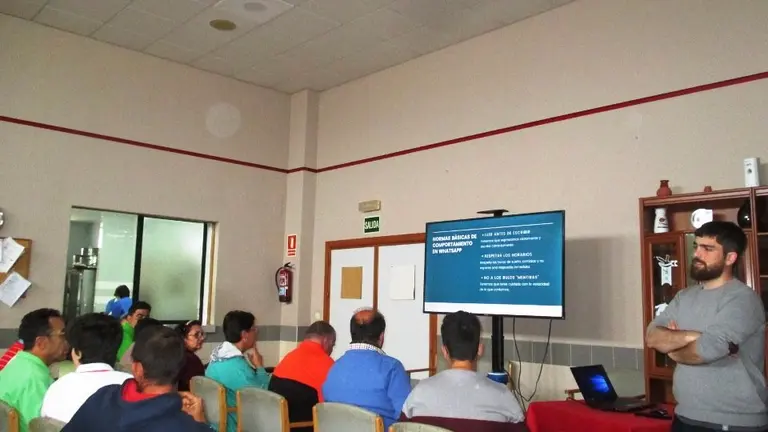 Charla sobre el uso del whatsapp en el COM 04019 (8)