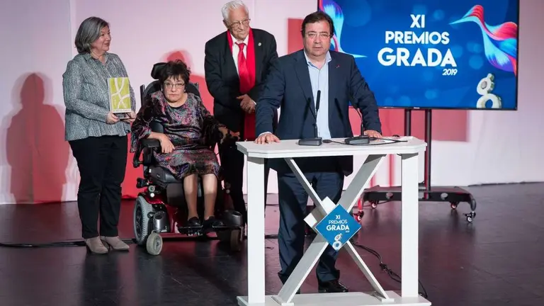 El padre Angel y Mercedes Murias con el presidente regional en los Premios Grada