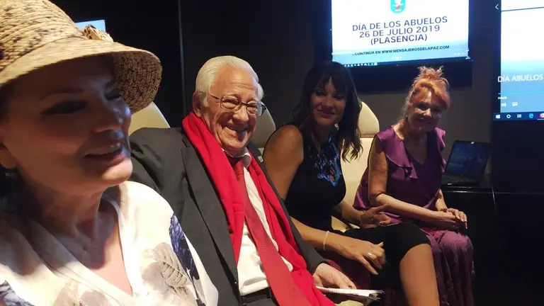 El padre Angel presenta el Dia Nacional de los Abuelos 019