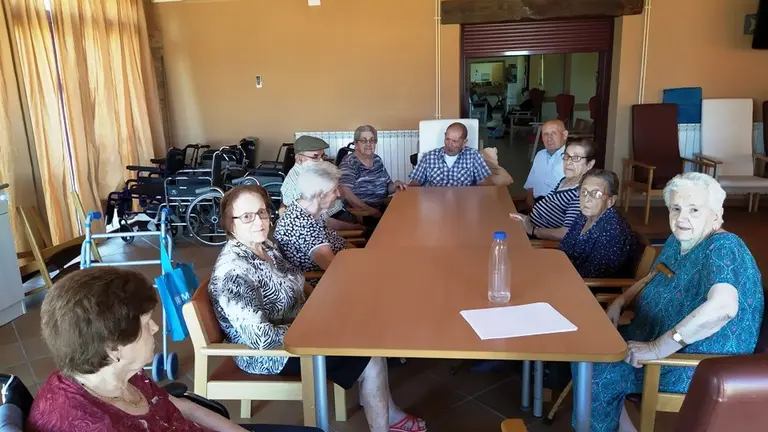 Reuni&oacute;n en la mesa de redacci&oacute;n de El Resiliente en Carrascalejo