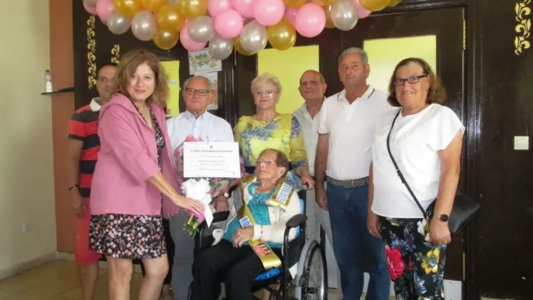 Bel&eacute;n P&eacute;rez entrega el ramo de flores y el diploma a Ros Mart&iacute;n