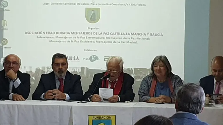 El padre Angel y Mercedes Murias durante la inauguraci&oacute;n en Toledo 09019