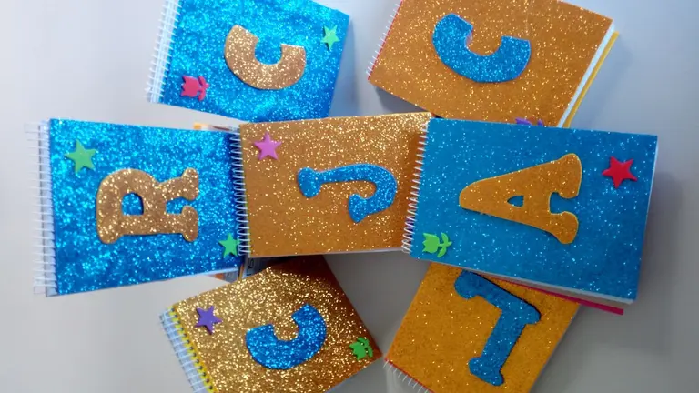 Agendas artesanales como regalo a sus compa&ntilde;eras