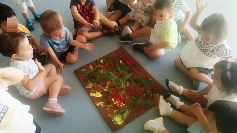 Los artistas de Las Abad&iacute;as en plena acci&oacute;n